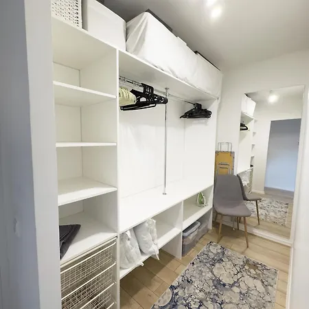 Cozy & Artsy Apartment, Dedicated Office & Walk-in Closet! *