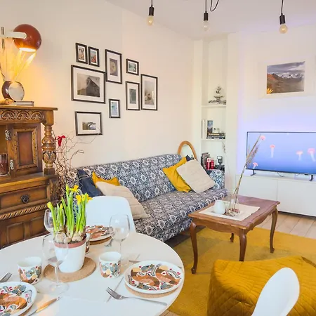 Cozy & Artsy Apartment, Dedicated Office & Walk-in Closet!