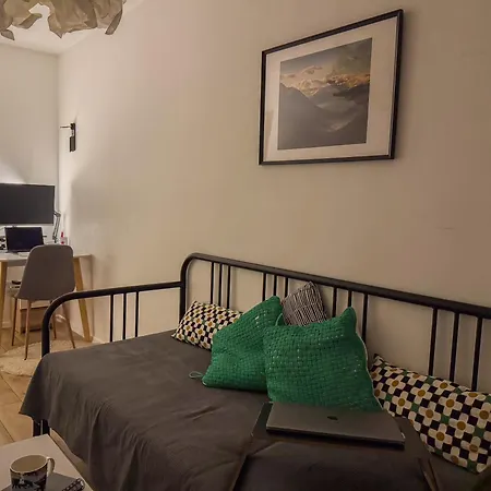 Apartment Cozy & Artsy Apartment, Dedicated Office & Walk-in Closet! Tallinn